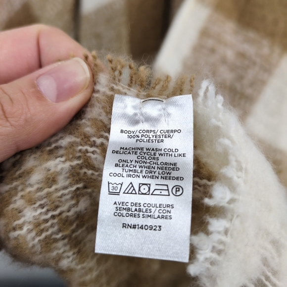 NEW Loft Buffalo Check Wrap Shawl Poncho Tan and White One Size Soft - Picture 7 of 9